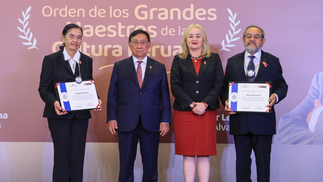 Presidente Balcázar, de Perú, condecoró a Walter Alva y Ruth Shady con la Orden de los Grandes Maestros de la Cultura Peruana