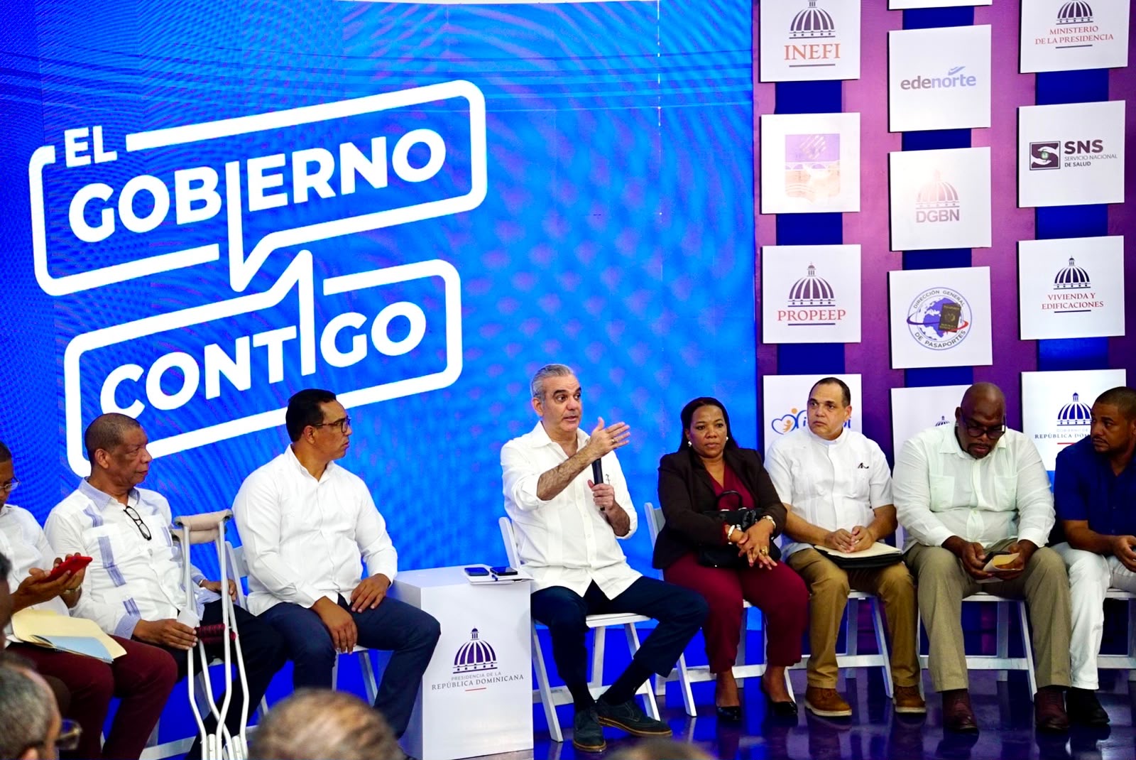 Presidente Abinader prioriza soluciones al agua potable durante encuentro comunitario en Samaná, República Dominicana