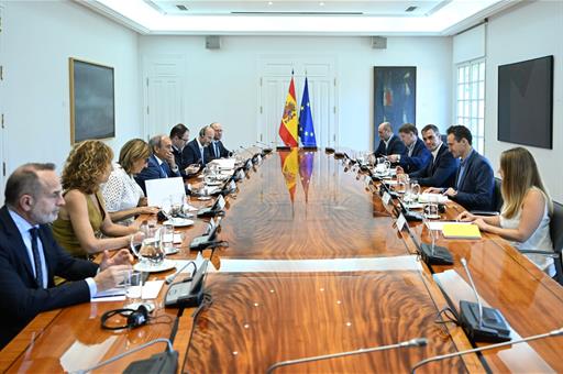 El presidente aborda con representantes de CEPES el impulso del sector de la economía social