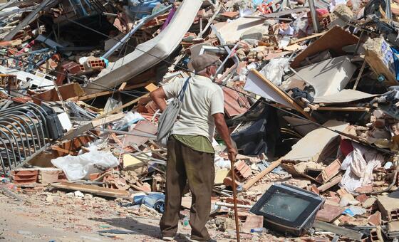 Familias desplazadas por los terremotos de Venezuela se refugian en estadios de béisbol
