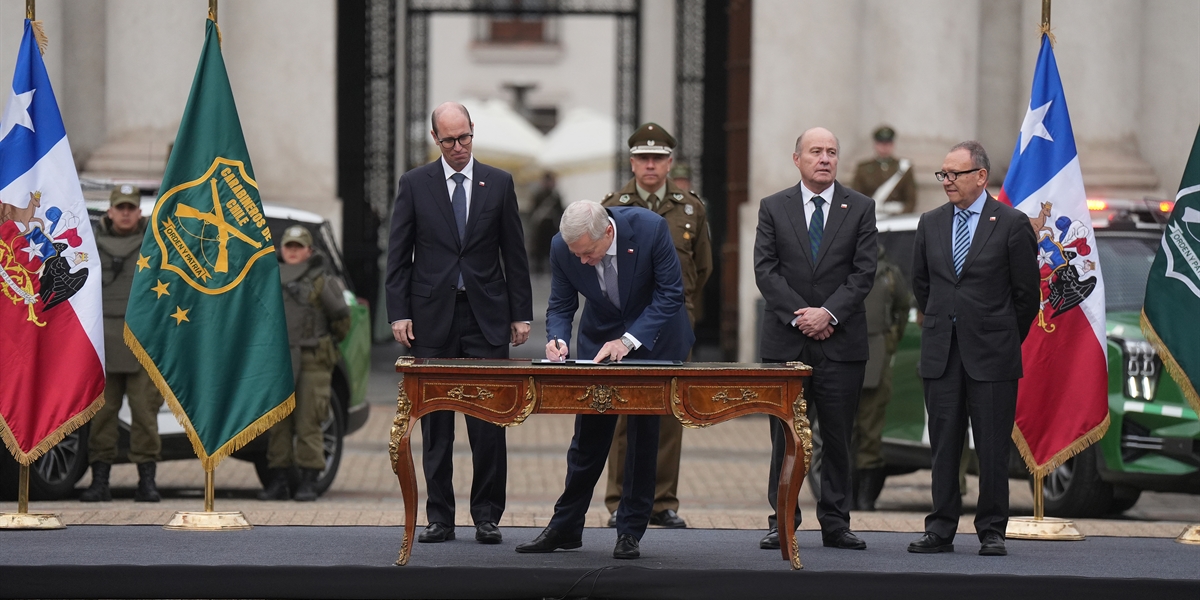 Presidente Kast de Chile firma mejoras para Carabineros Presidente Kast de Chile firma mejoras para Carabineros