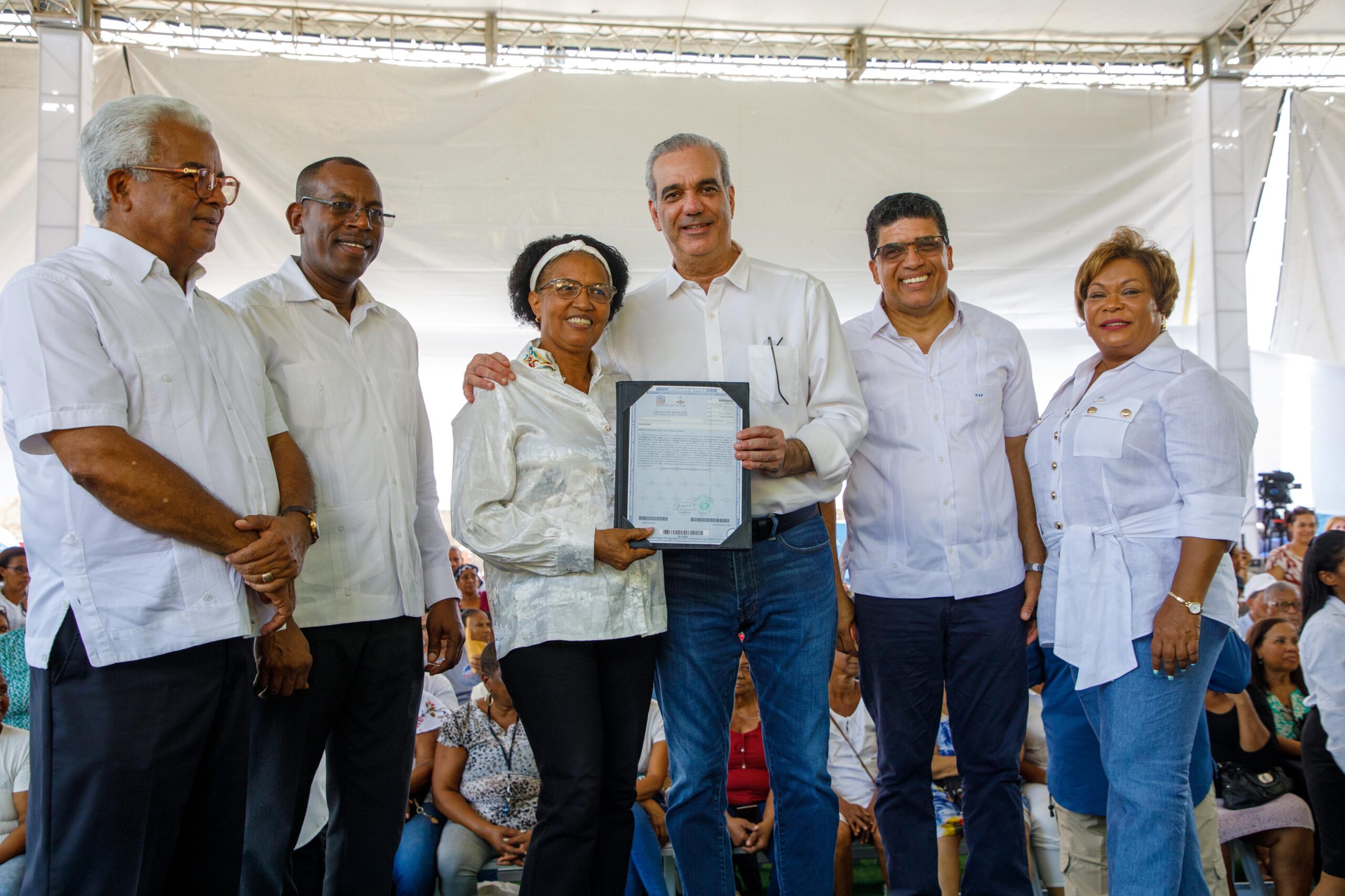 Abinader, presidente de República Dominicana, entrega 1.000 títulos de propiedad a más de 4.000 personas en Los Frailes de Santo Domingo Este, República Dominicana