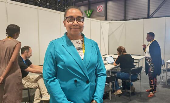 Ingeniera deja la NASA para enseñar IA en un aula de Ghana