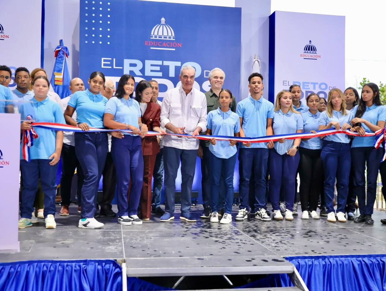 Abinader inaugura techado del Centro Educativo Luis José Antoine para fortalecer la infraestructura escolar
