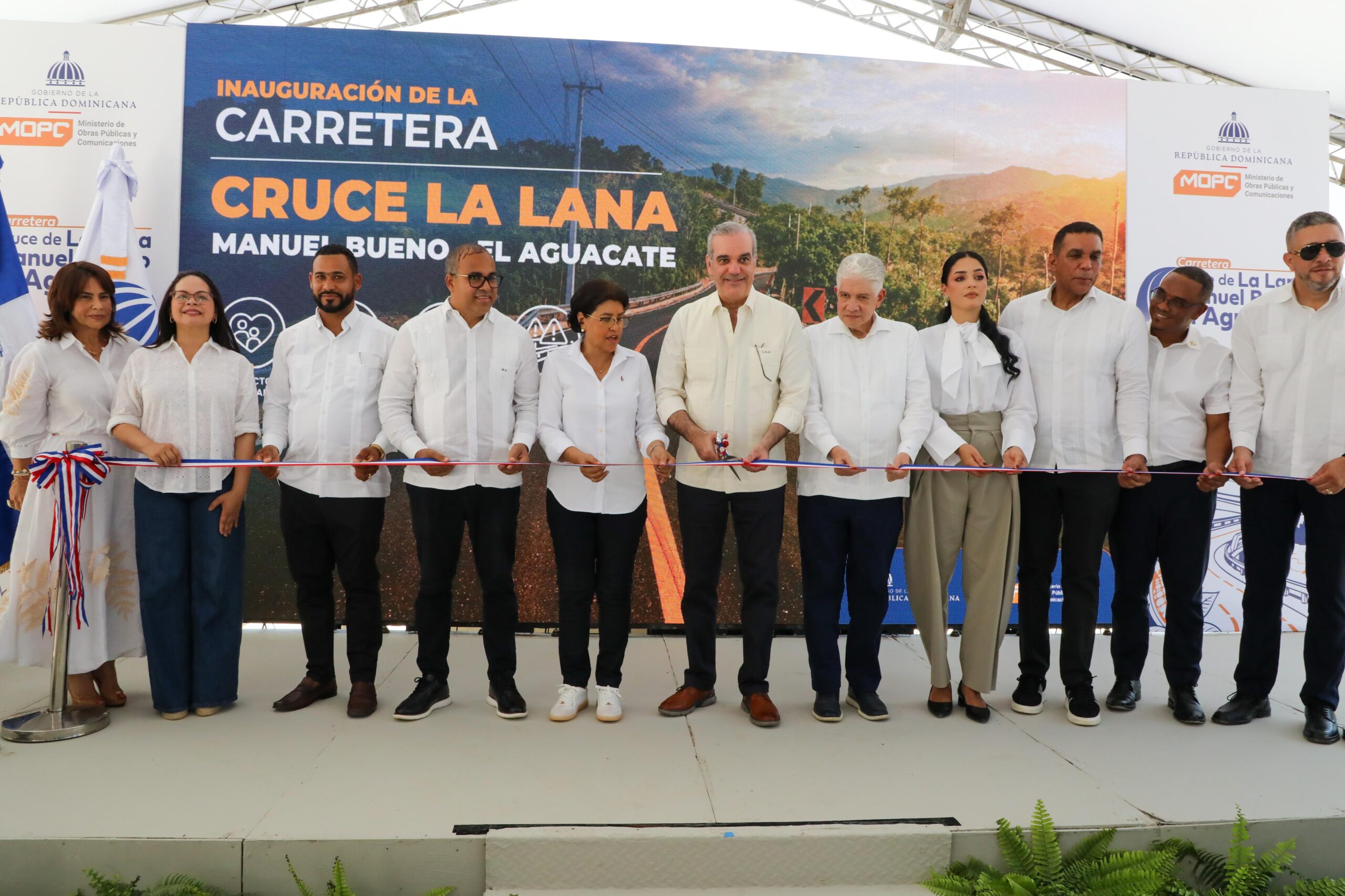 Abinader inaugura la carretera Cruce La Lana–Manuel Bueno–El Aguacate, en República Dominicana