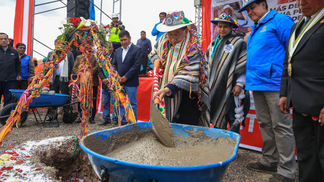 Presidente Balcázar coloca primera piedra de obra de agua y saneamiento en Puno, Perú