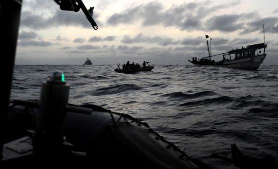 La OMI pide la liberación urgente de 44 marinos retenidos por piratas en aguas de Somalia