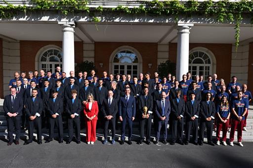 Pedro Sánchez, de España, recibe a la selección española de fútbol tras proclamarse campeona del mundo