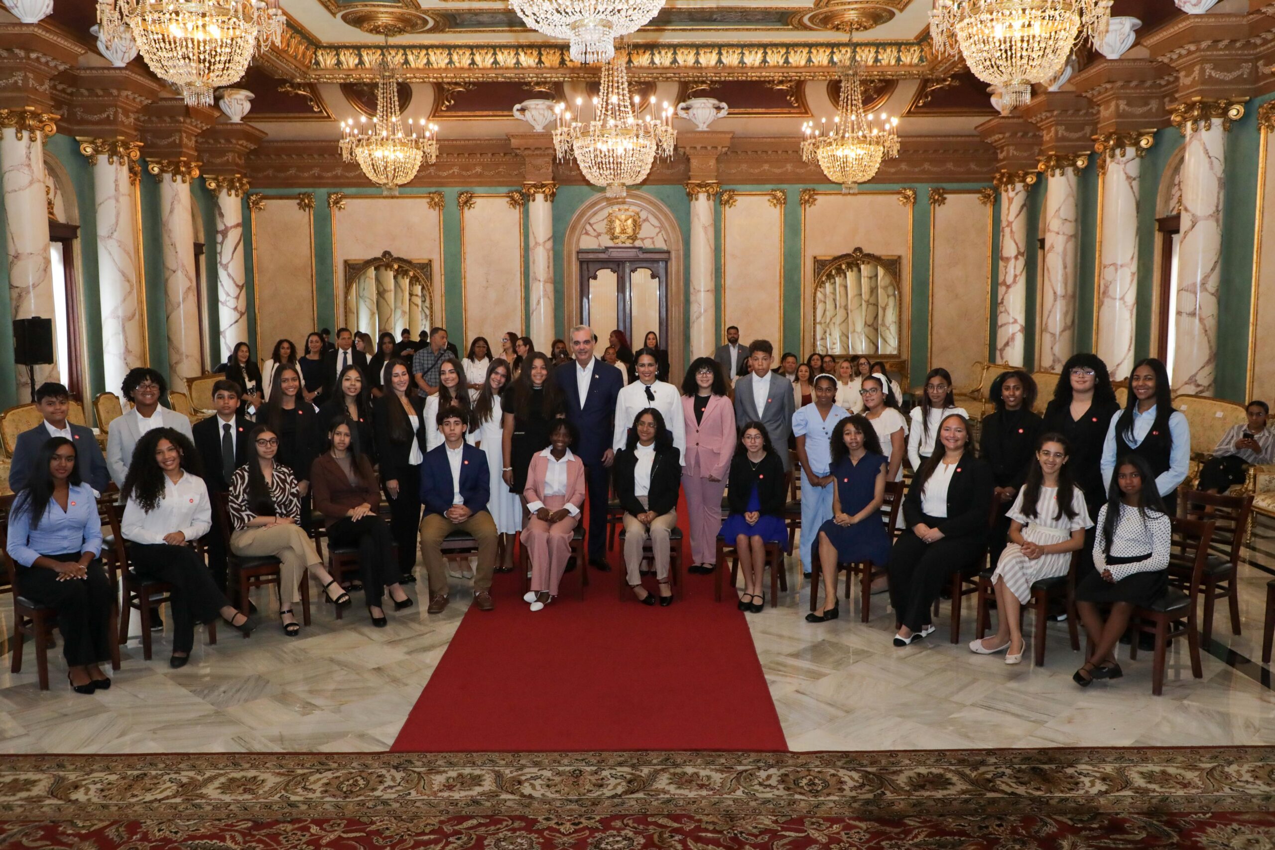 Presidente Abinader de República Dominicana recibe a estudiantes de origen dominicano destacados en el extranjero