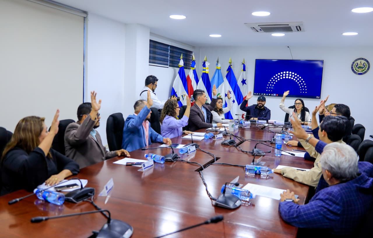 Comisión propone reconocimiento para árbitros Iván Barton y David Morán por su trabajo en el Mundial