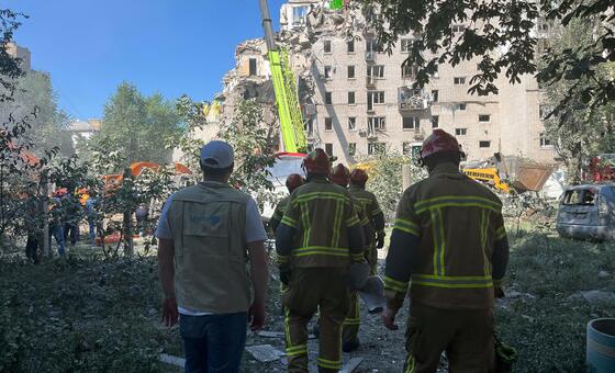 Equipos de rescate trabajan para salvar a residentes atrapados tras una ola de ataques rusos en Ucrania