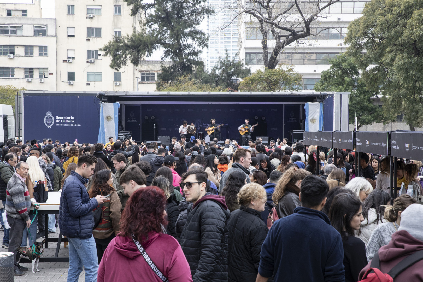 Miles de personas celebraron el Día de la Independencia en el Palacio