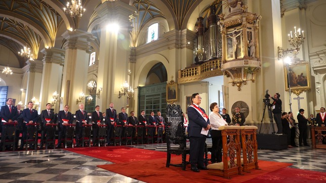 Presidente Balcázar de Perú participa en misa y Te Deum por Fiestas Patrias