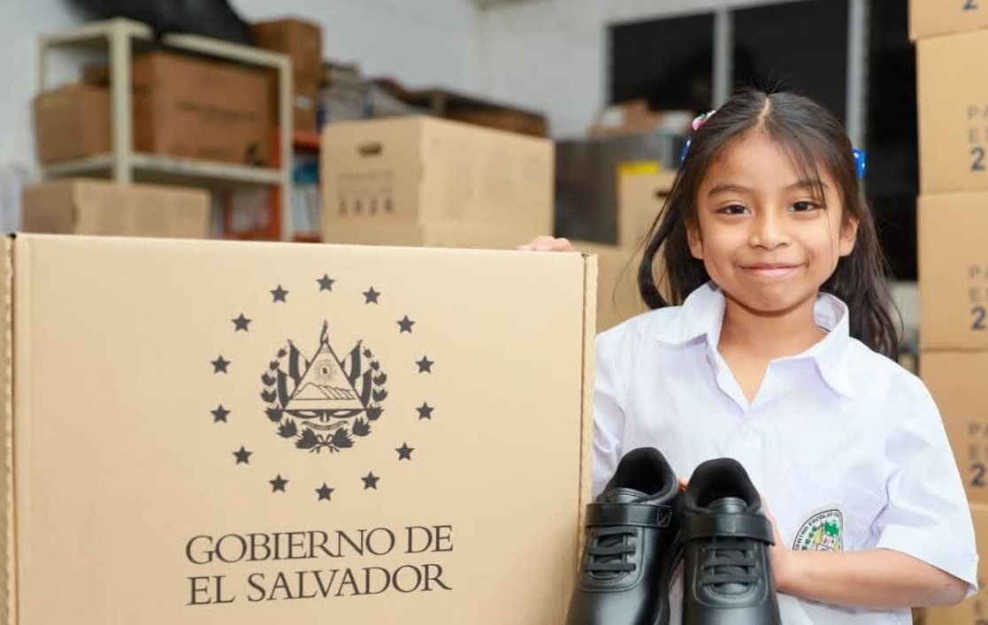 Excedentes de Hacienda se destinarán a paquetes escolares de 2027, el programa DoctorSV y obras viales