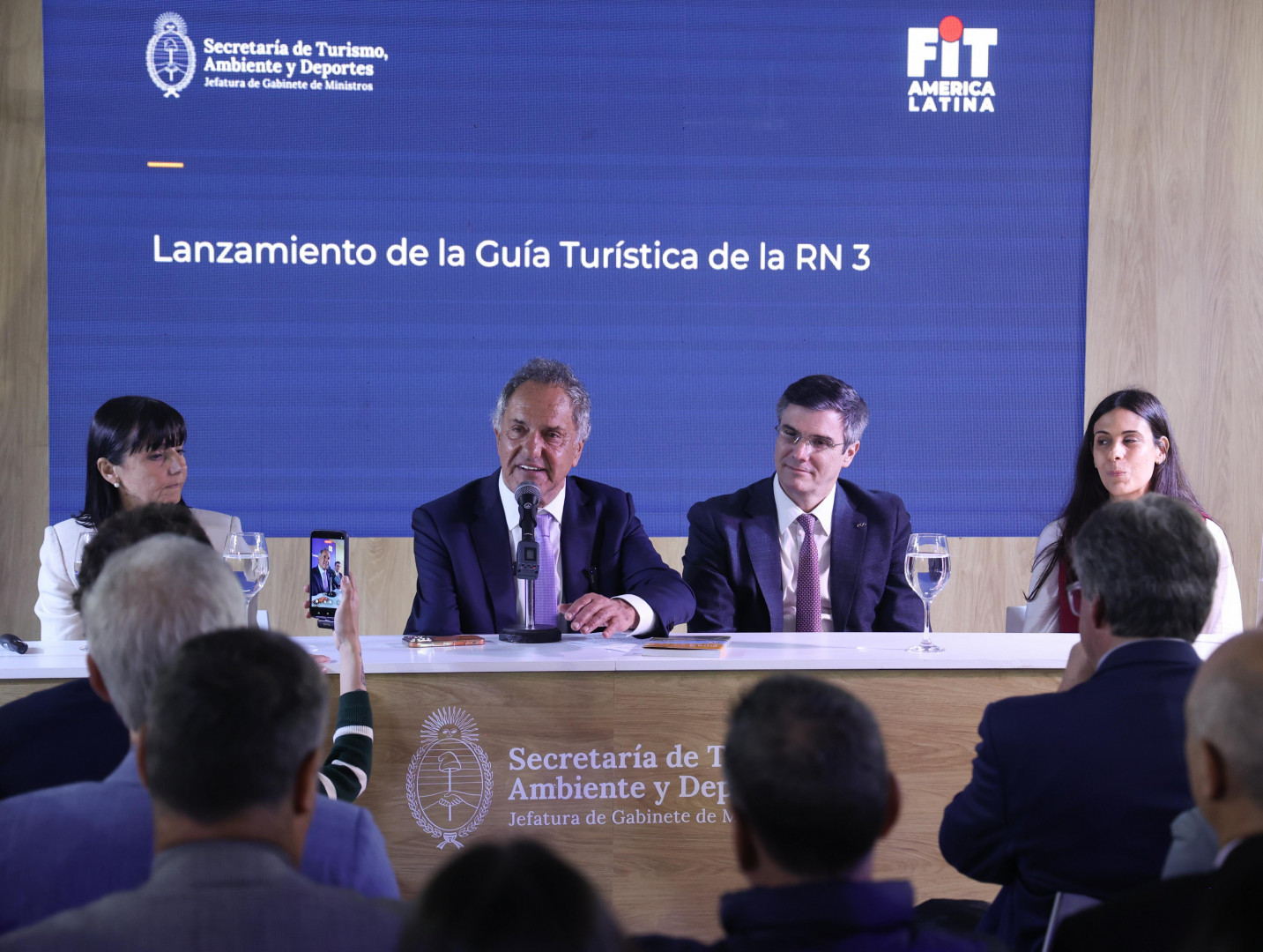 Scioli presentó la campaña promocional del Delta Turístico, Argentina, y la guía