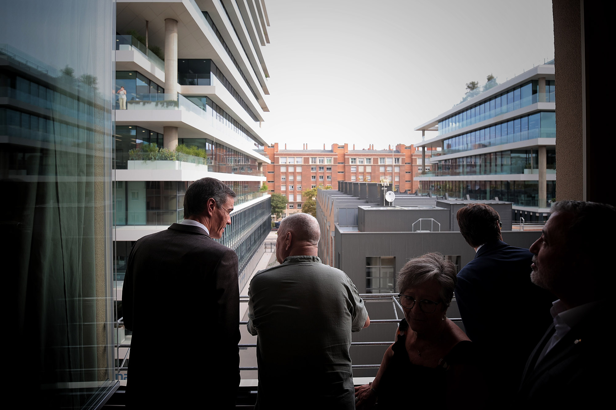 Pedro Sánchez reafirma su compromiso con la vivienda pública en una promoción de alquiler asequible en Barcelona, España