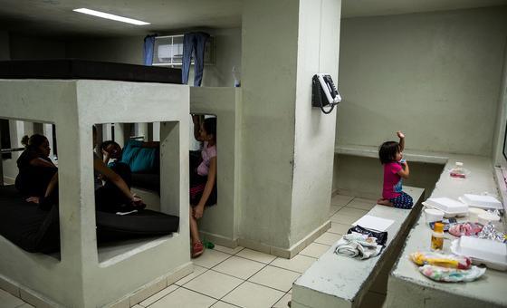 Expertos advierten que la política de Estados Unidos de enviar migrantes a terceros países los expone a tortura y graves abusos