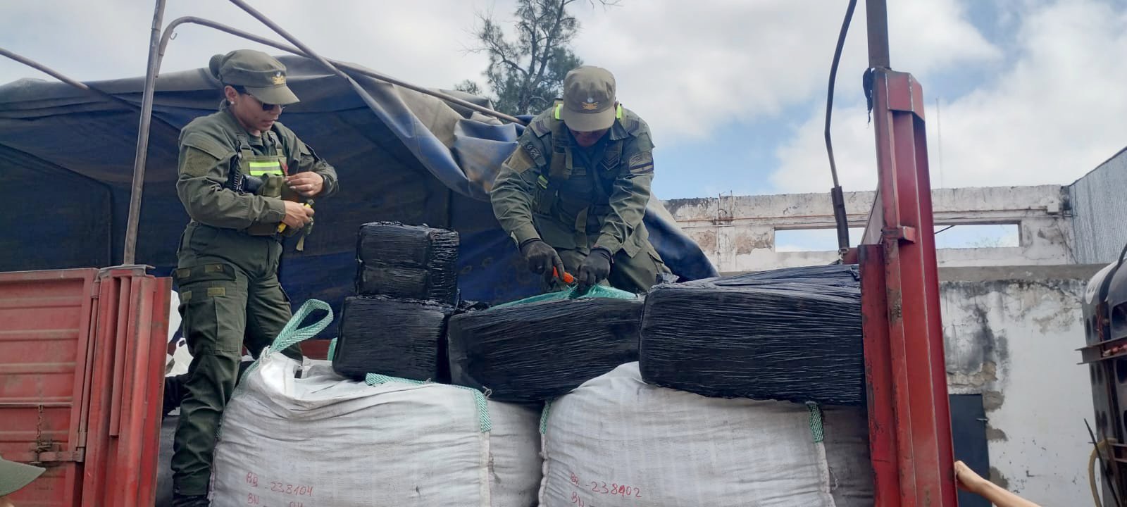 Santiago del Estero, Argentina: adulteró la cuerda aduanera para reacondicionar el semirremolque de un camión con 420 kilos de hojas de coca