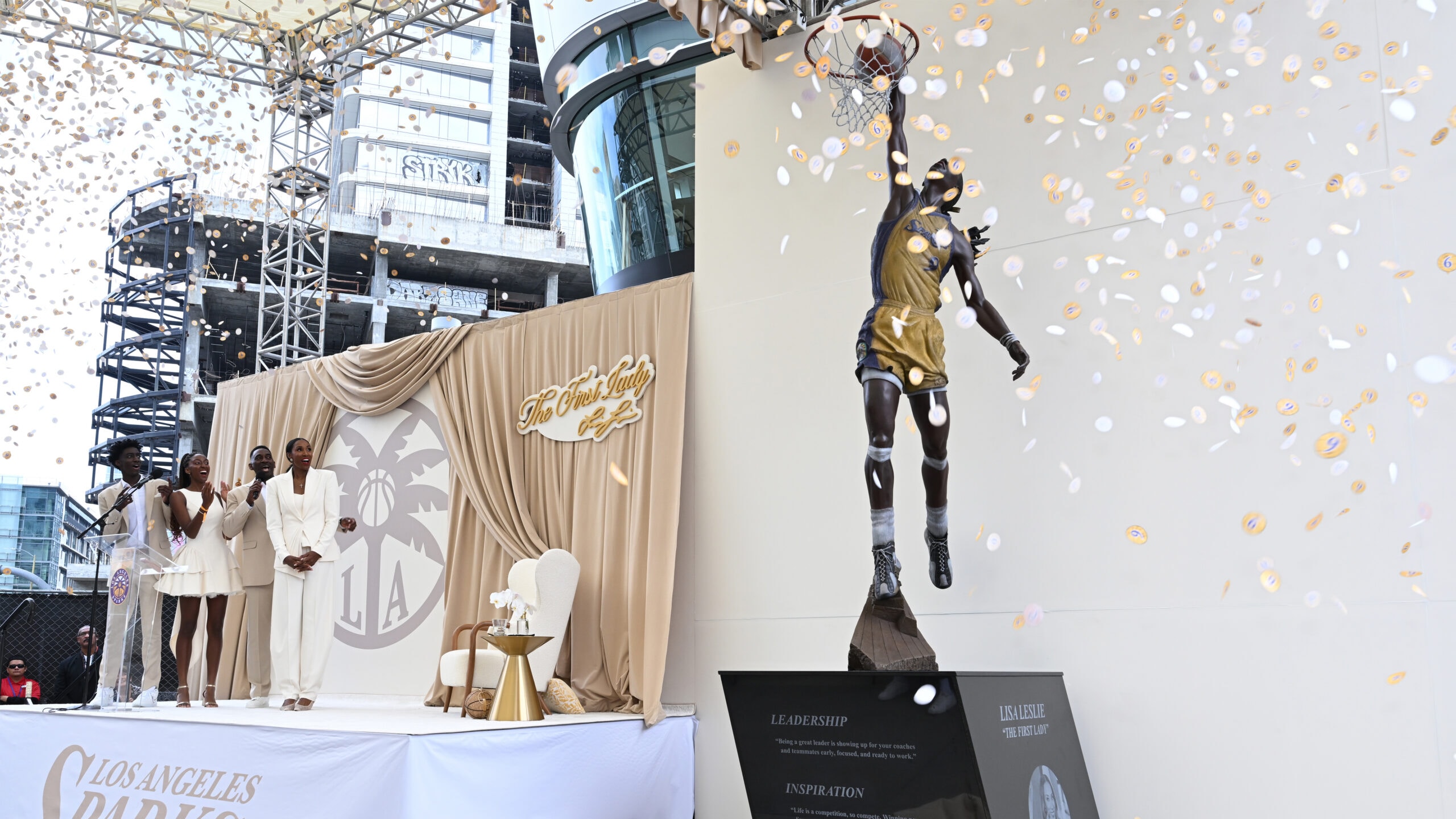 Sparks honran a Lisa Leslie con una estatua