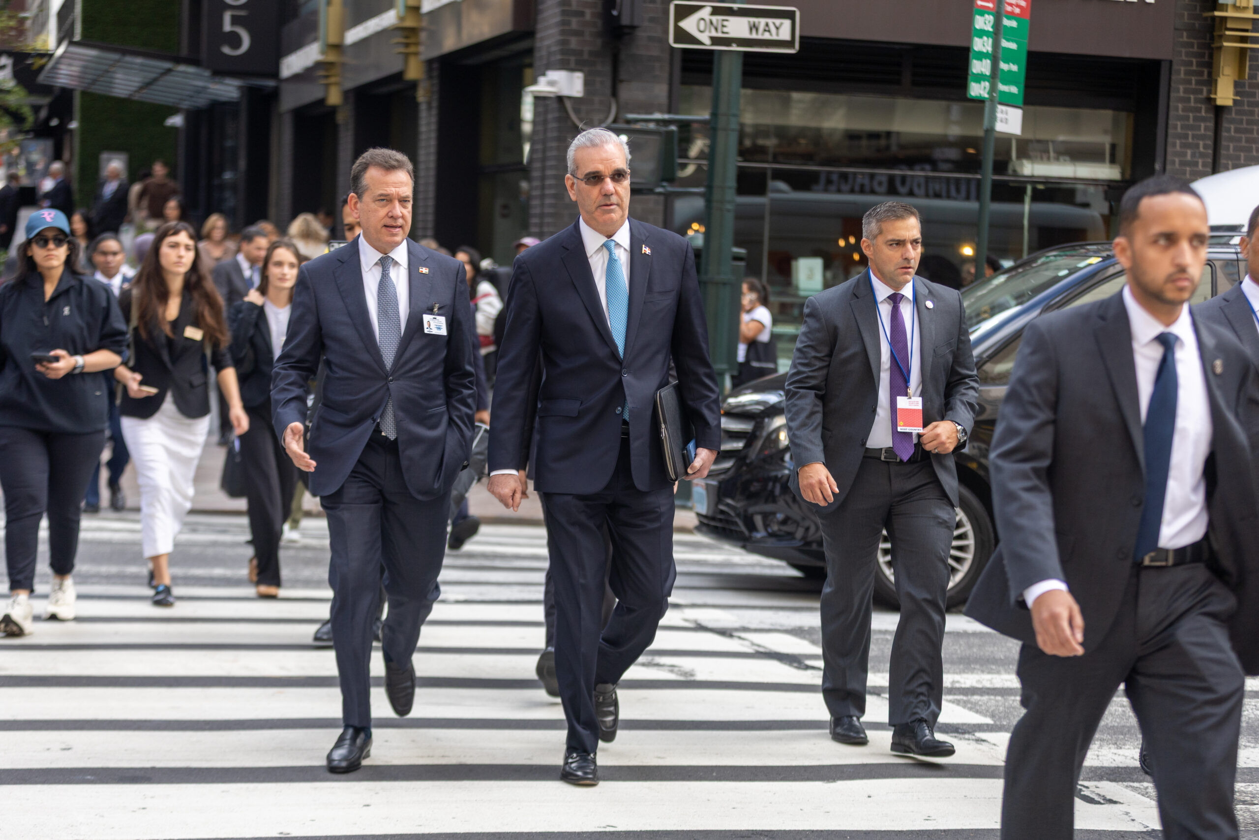 Presidente de República Dominicana Luis Abinader recorre a pie calles de Nueva York rumbo a la Asamblea General de la ONU