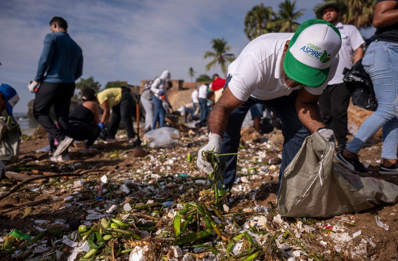 Medio Ambiente realiza jornada nacional de limpieza de playas y riberas de ríos “De la Cuenca al Mar”