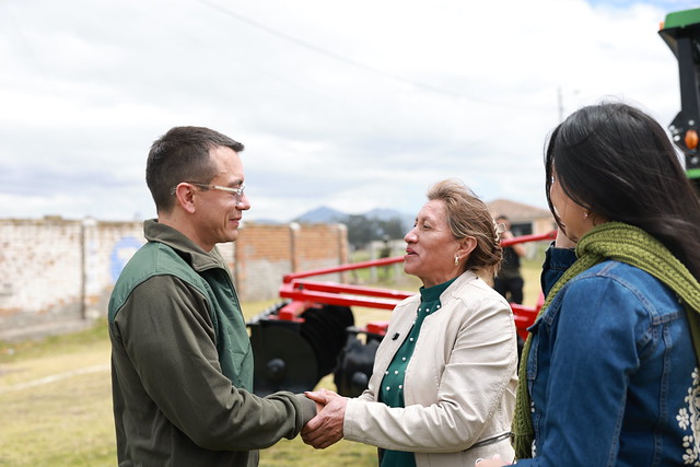 Presidente de Ecuador, Daniel Noboa, entrega tractores, camionetas, títulos de tierras, créditos productivos y riego a productores de la Sierra Centro, Ecuador