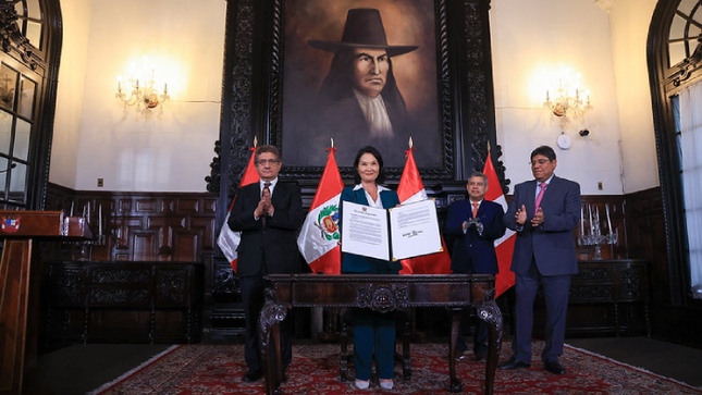 Presidenta de Perú Keiko Fujimori suscribe decreto supremo que aumenta la Remuneración Mínima Vital a S/ 1300 para 600 mil trabajadores