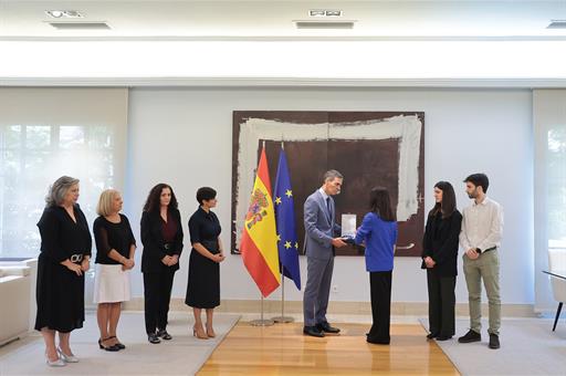 El presidente entrega la Gran Cruz de la Orden del Mérito Civil, a título póstumo, al secretario de Estado de Vivienda David Lucas