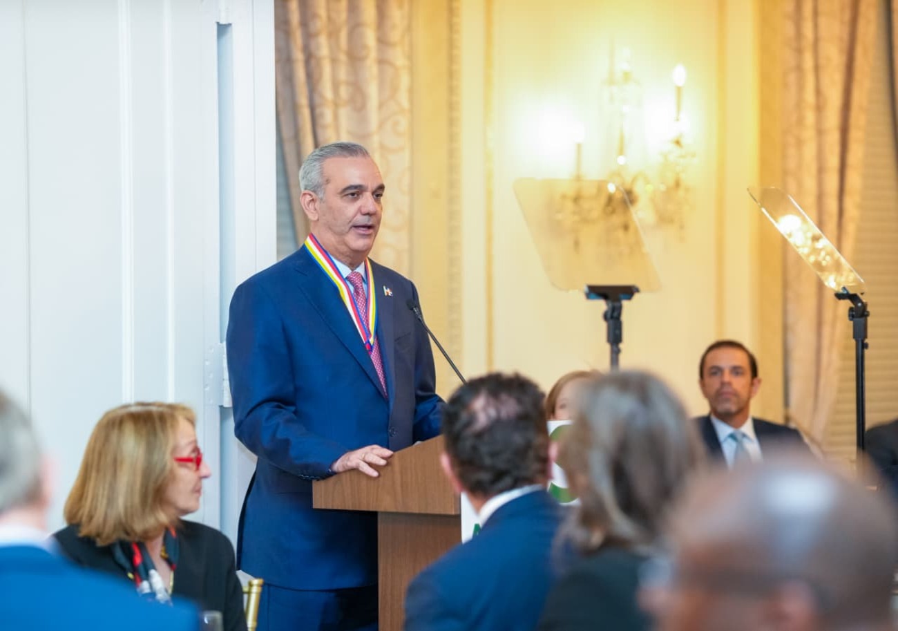 Presidente Luis Abinader, de República Dominicana, recibe la Insignia de Oro de Americas Society