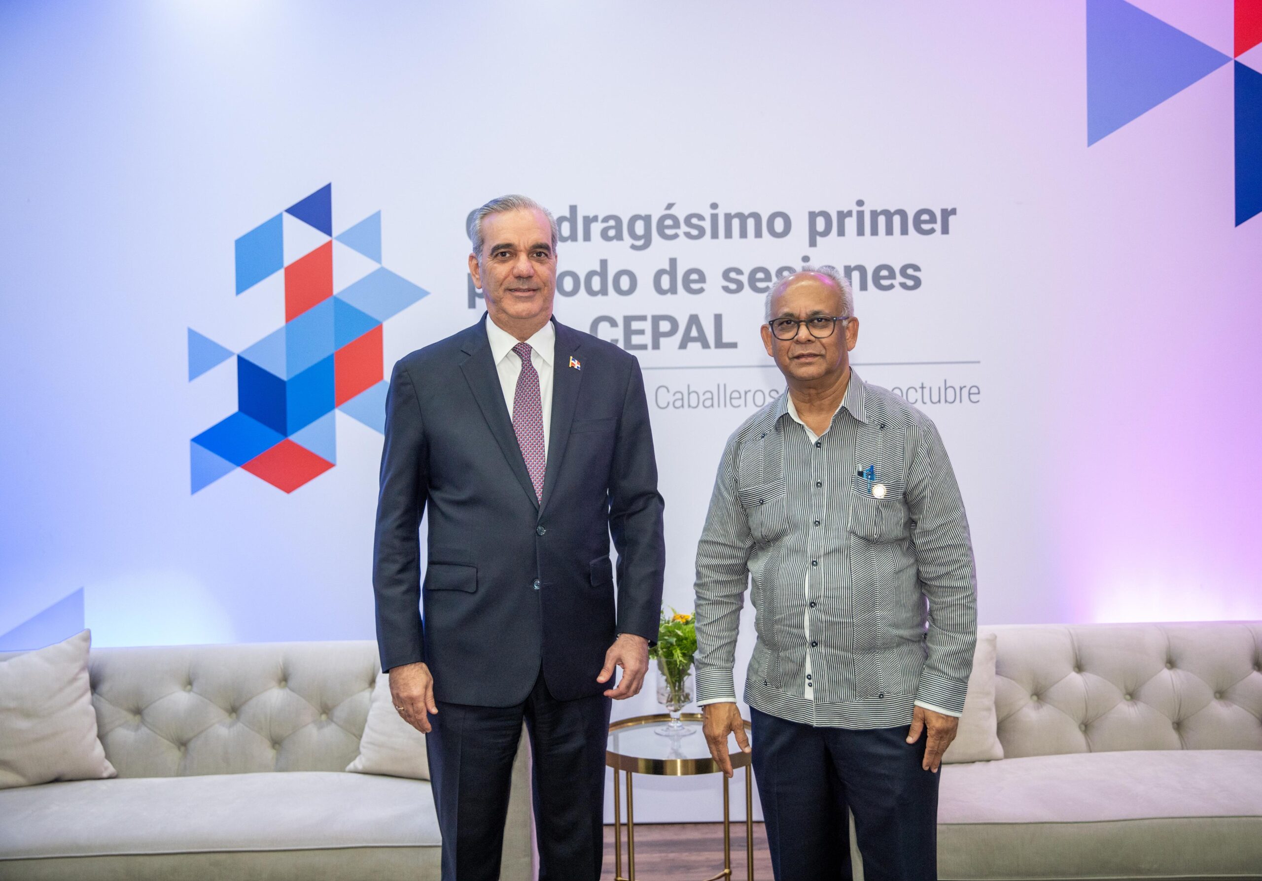 Presidente Luis Abinader aborda con secretario general de la OEA plan de acción para Haití y situación de la democracia en la región
