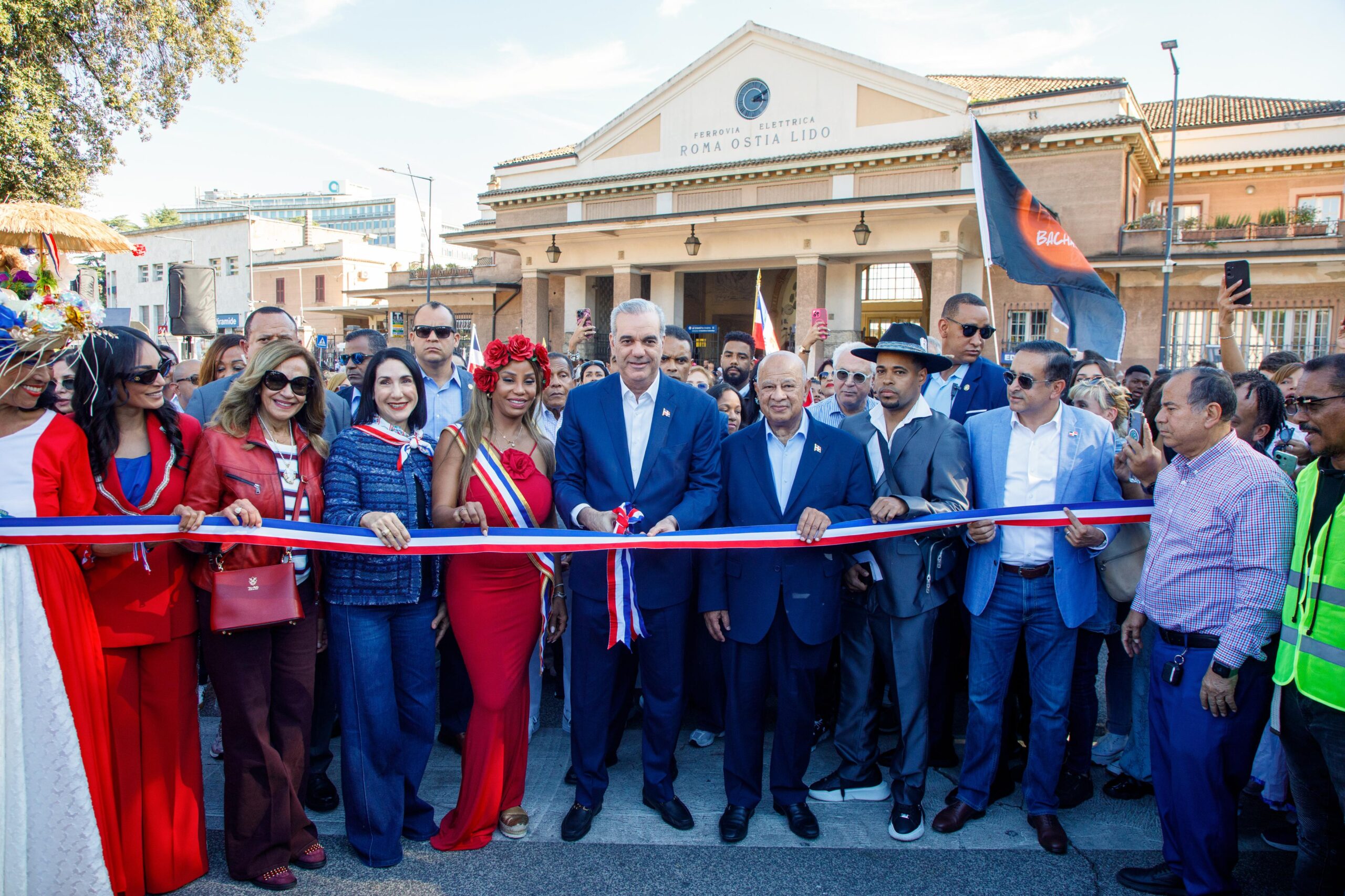 Presidente Luis Abinader inaugura la Parada Dominicana en Roma y resalta el orgullo patrio y los aportes de la diáspora en Italia