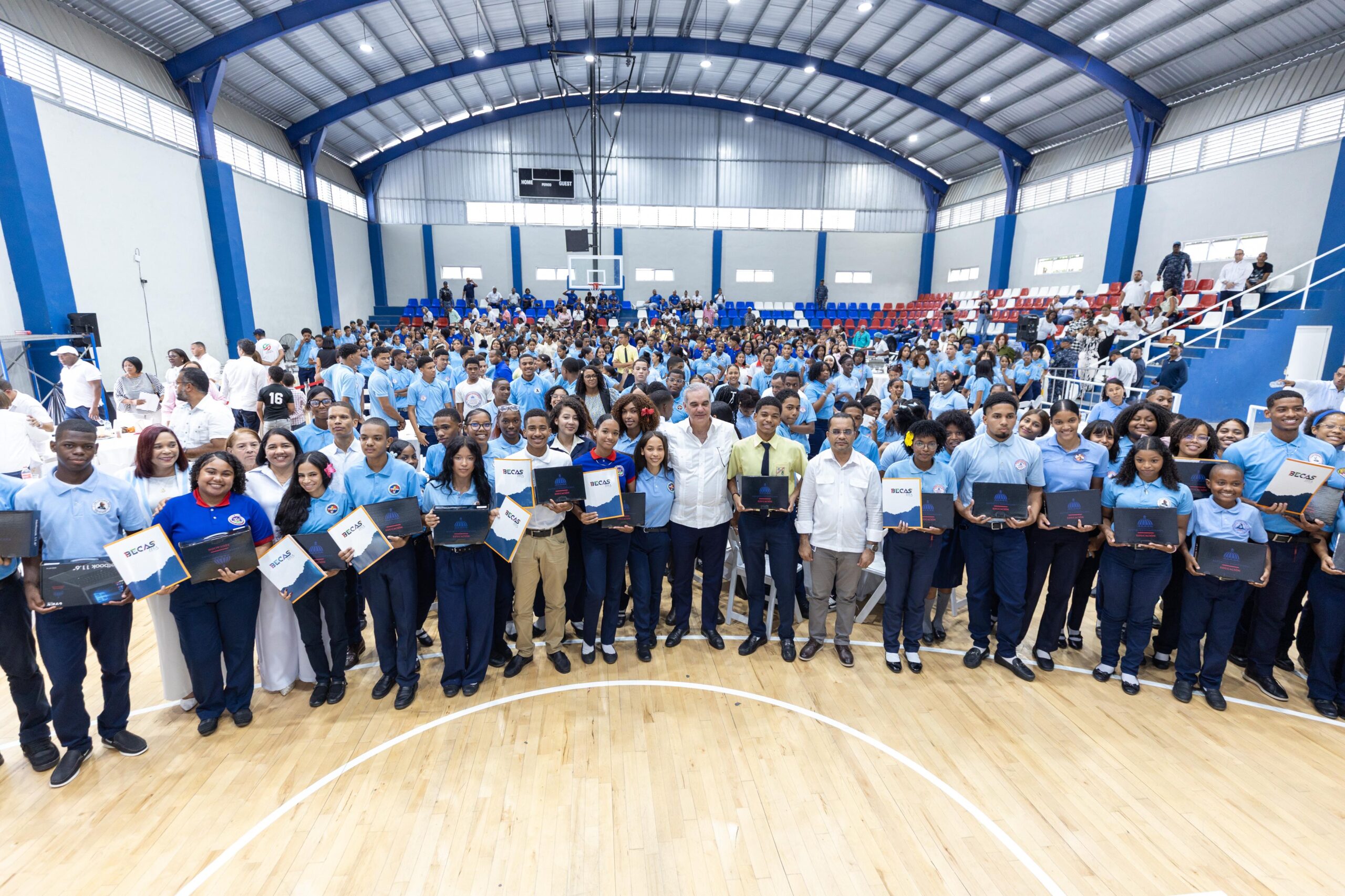 El presidente Luis Abinader reafirmó el compromiso del Gobierno con la mejora de la infraestructura y el equipamiento de los centros educativos del país