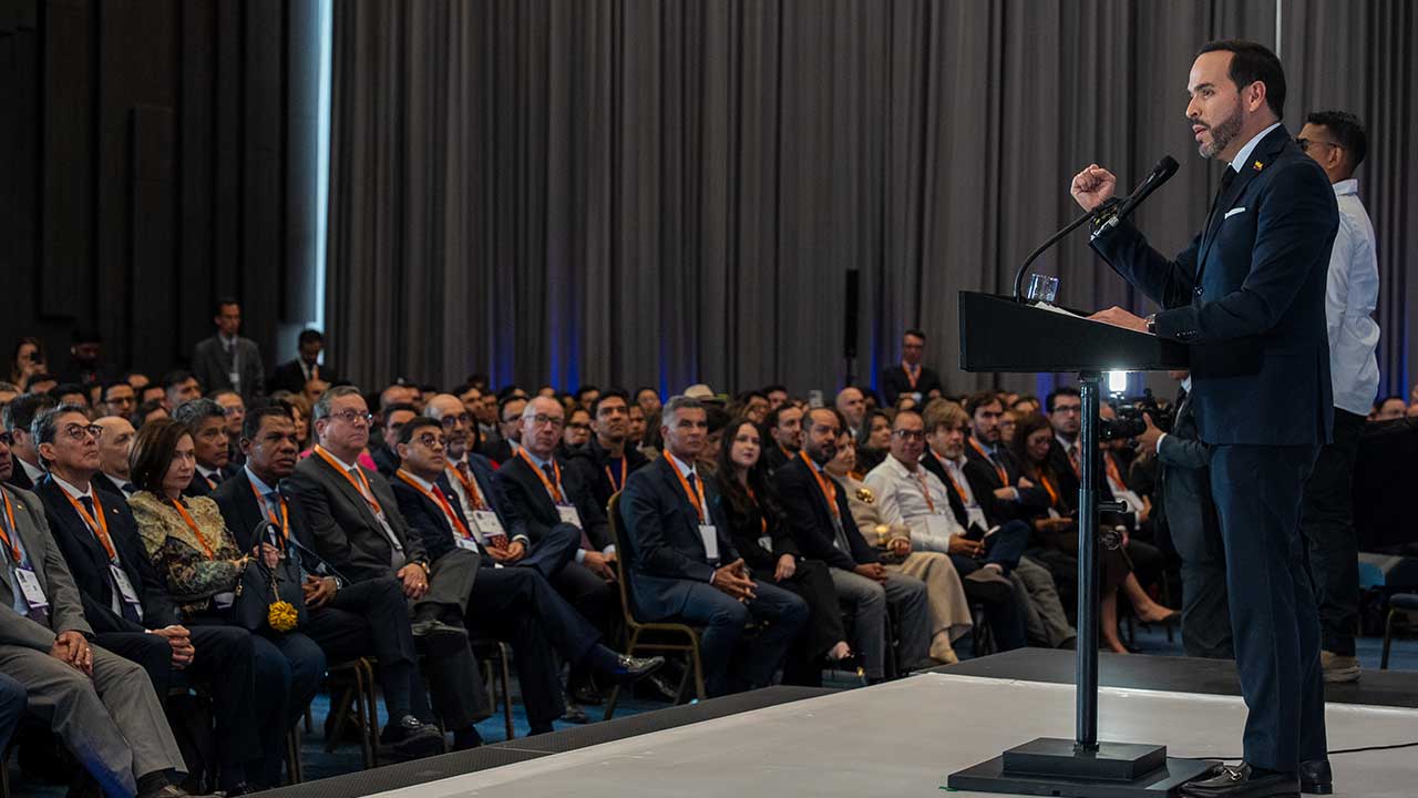 ‘Piensen muy bien antes de firmar’: Presidente pide rigor jurídico a funcionarios para proteger recursos públicos