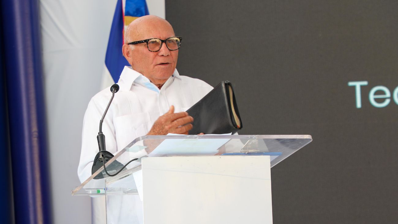Pastor Teófilo Rodríguez: “Esperamos 50 años y hoy gracias al presidente Luis Abinader tenemos saneadas las cañadas de El Indio y Buenos Aires de Herrera”.