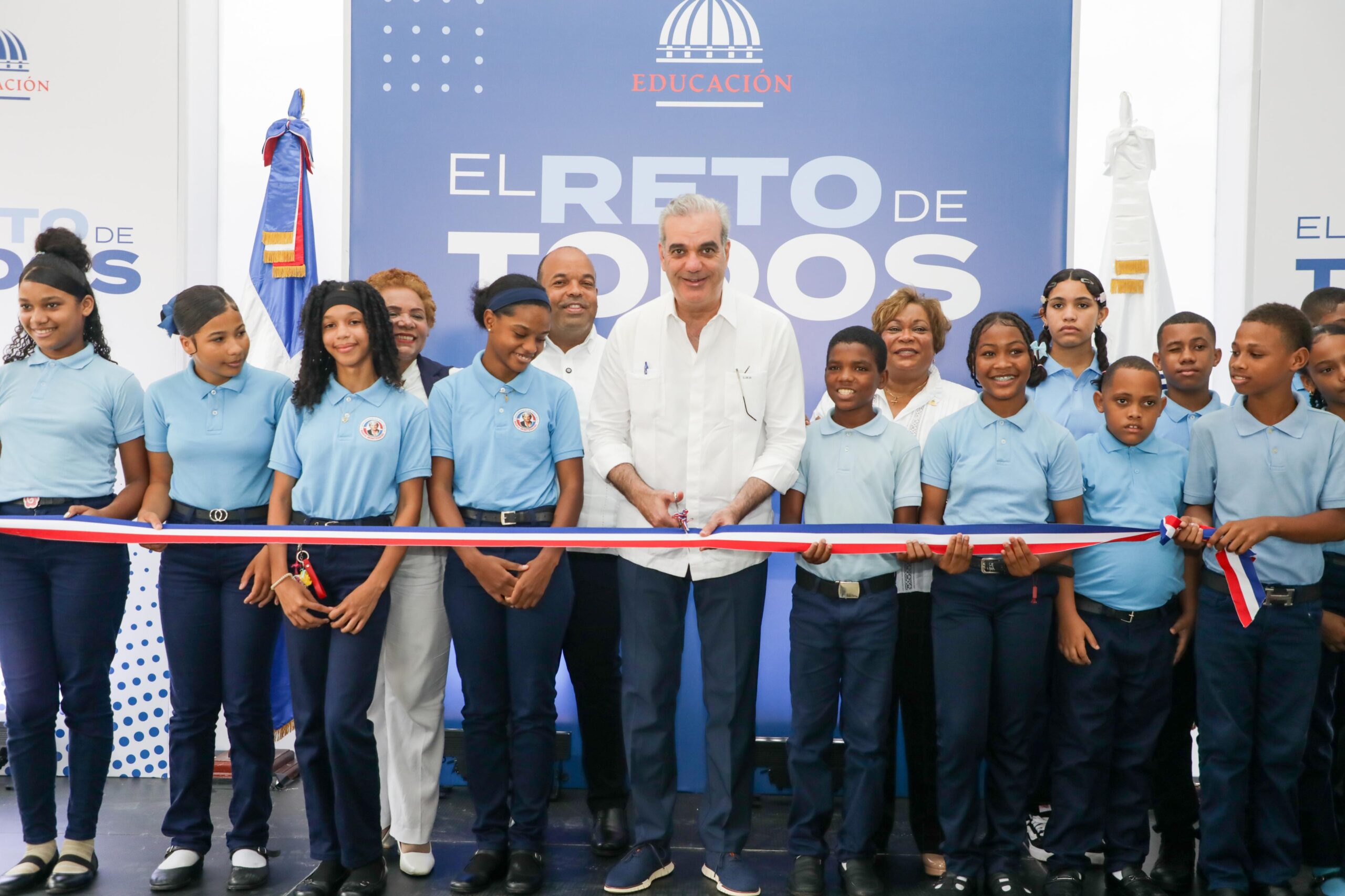 Presidente de República Dominicana Luis Abinader entrega el Centro Educativo Minerva Guzmán en Pedro Brand, República Dominicana, con 23 aulas y capacidad para 960 niños