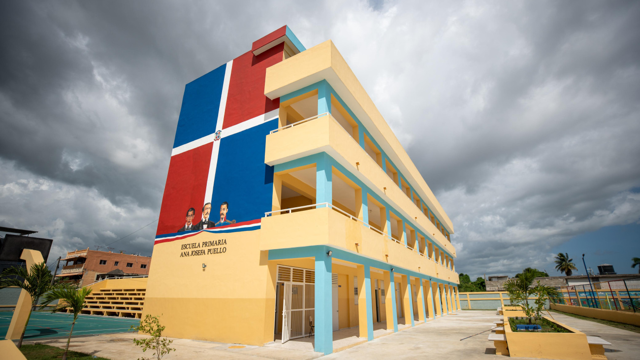 Luis Abinader, presidente de la República Dominicana, inaugura dos escuelas básicas que recibirán a más de 1.400 estudiantes en Cancino Adentro y Los Guaricanos, República Dominicana