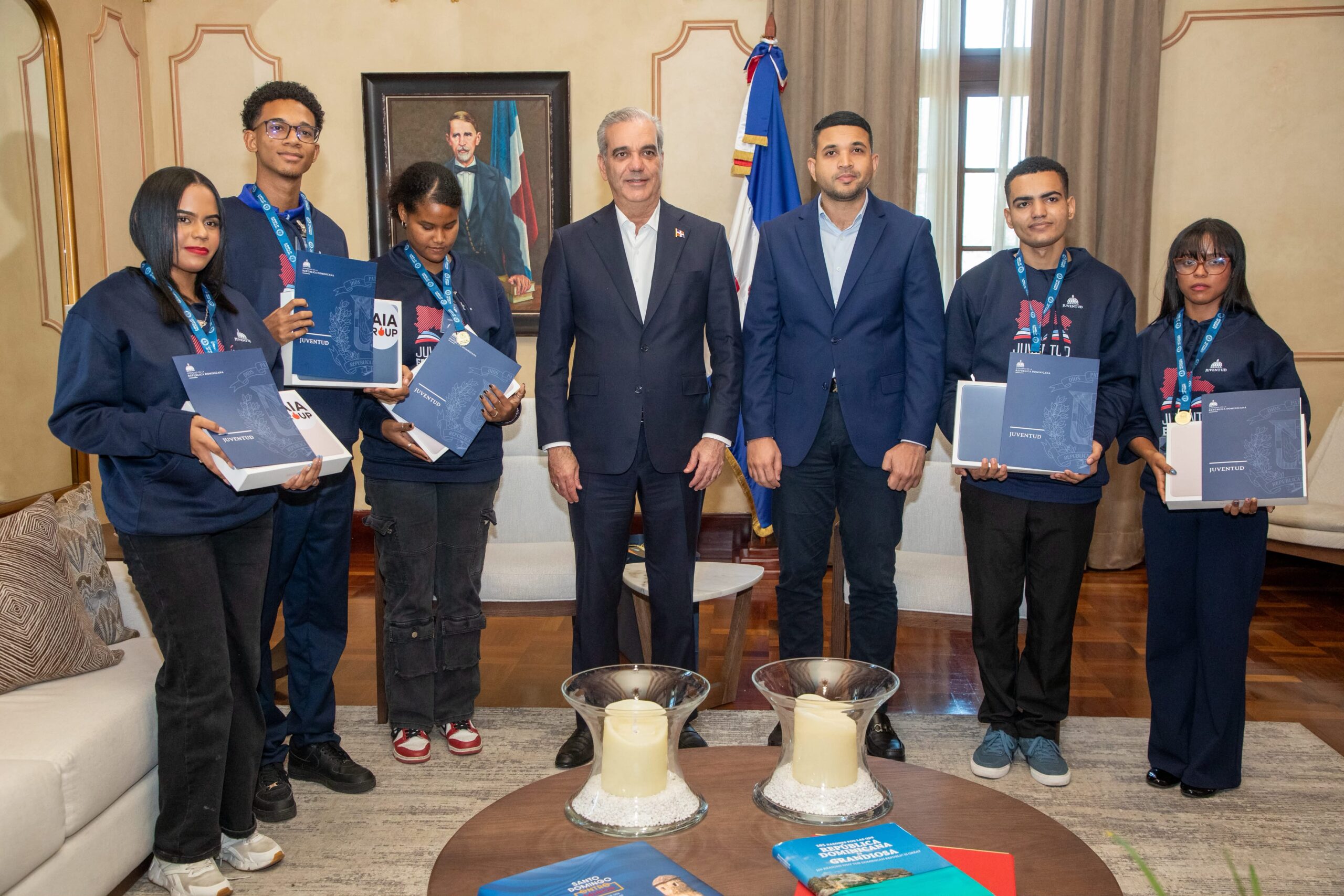Presidente Luis Abinader recibe en Palacio Nacional a jóvenes dominicanos que rompieron récord mundial de lectura