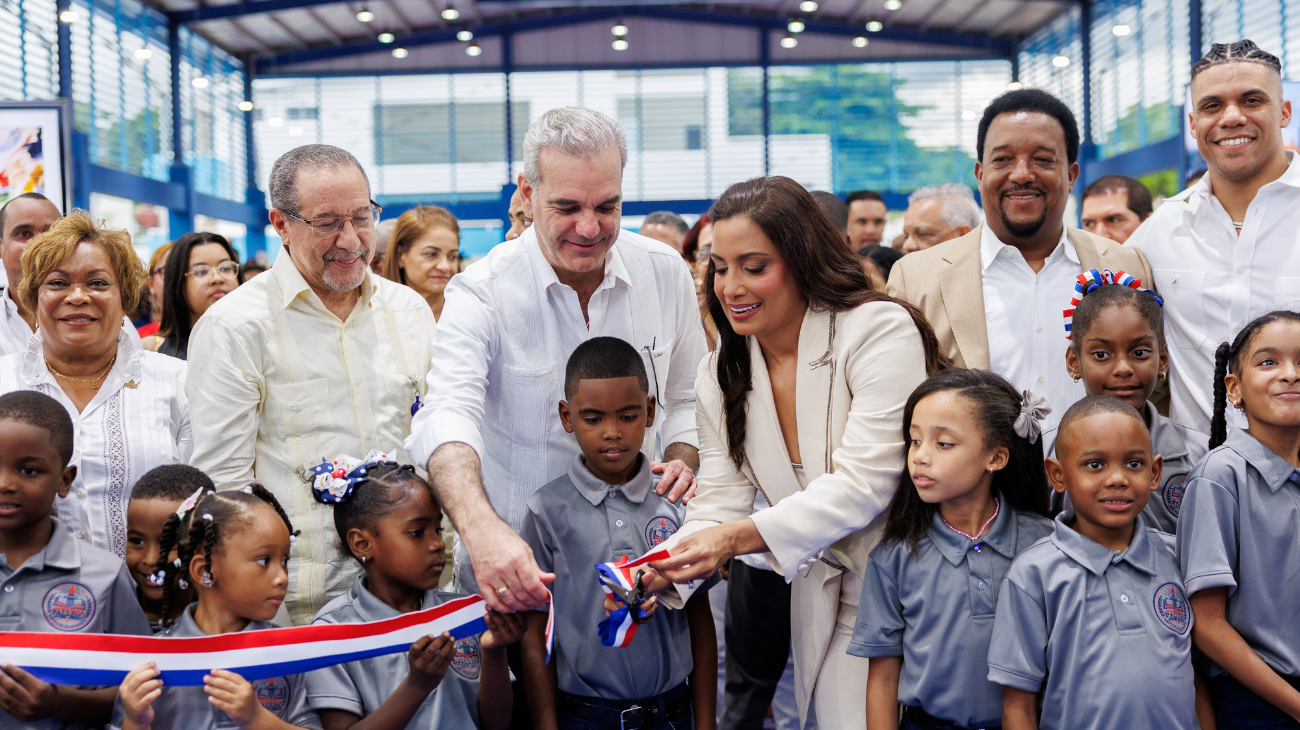 Presidente Luis Abinader inaugura el Complejo Educativo y Deportivo Pedro Martínez en Manoguayabo, República Dominicana