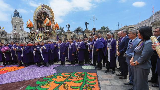 Presidenta Keiko Fujimori rindió homenaje al Señor de los Milagros en ceremonia en Palacio de Gobierno