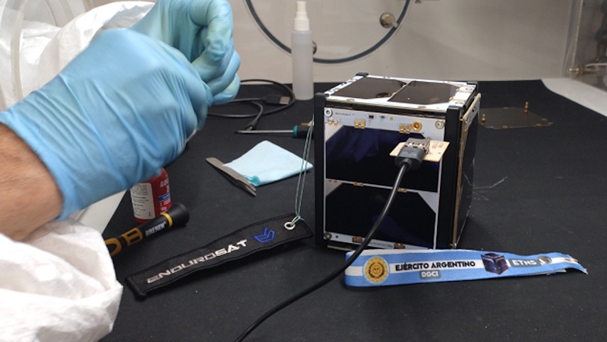 El Ministerio de Defensa desplegó el primer nanosatélite nacional