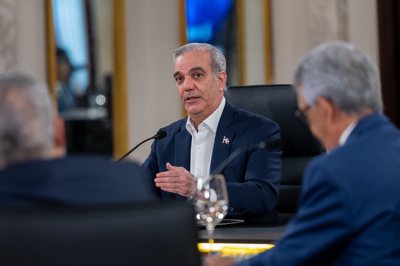Presidente Luis Abinader mantiene a raya el alza de combustibles y absorbe hasta 200 pesos por galón en el transporte